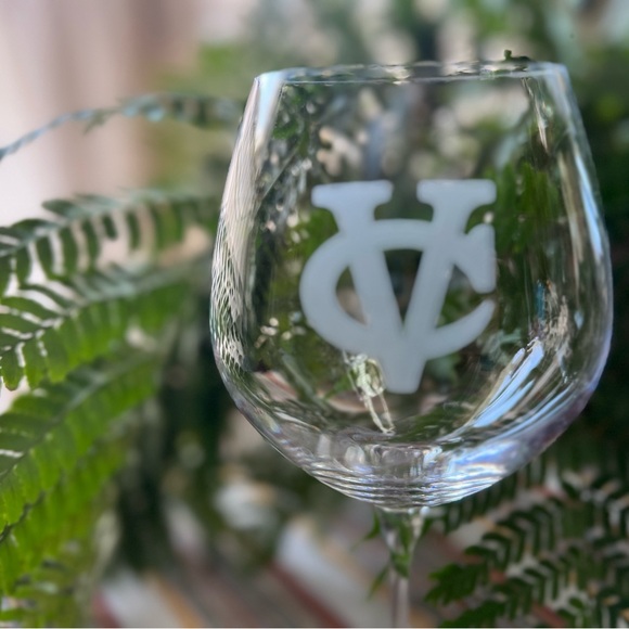Vassar College Elegant Clear Wine Glass Set. Features two different VC logos new - Picture 3 of 4